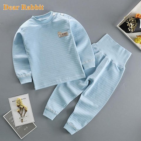 Casual two-piece outfit for spring, featuring light fabric and trendy design, ideal for relaxed outdoor activities.
