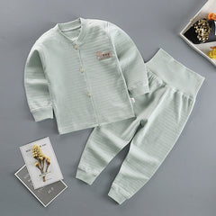 Casual two-piece outfit for spring, featuring light fabric and trendy design, ideal for relaxed outdoor activities.