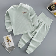 Casual two-piece outfit for spring, featuring light fabric and trendy design, ideal for relaxed outdoor activities.