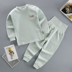 Casual two-piece outfit for spring, featuring light fabric and trendy design, ideal for relaxed outdoor activities.