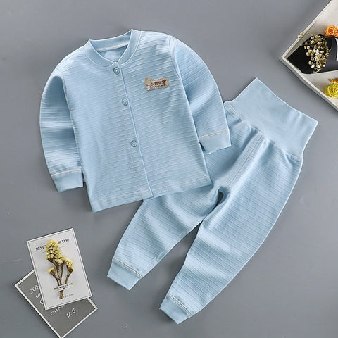 Casual two-piece outfit for spring, featuring light fabric and trendy design, ideal for relaxed outdoor activities.