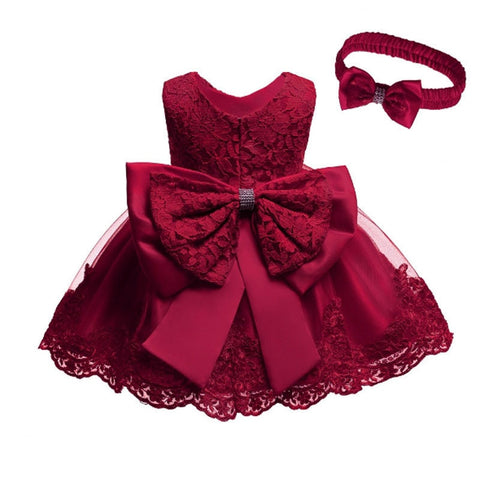 Elegant baby girls' dresses in soft fabrics, perfect for special occasions and everyday wear.