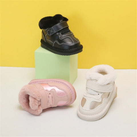 Elegant winter boots designed for warmth and style, perfect for cold weather excursions.