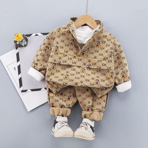 Stylish autumn sweatshirt in warm colors, perfect for layering during the chilly fall season.